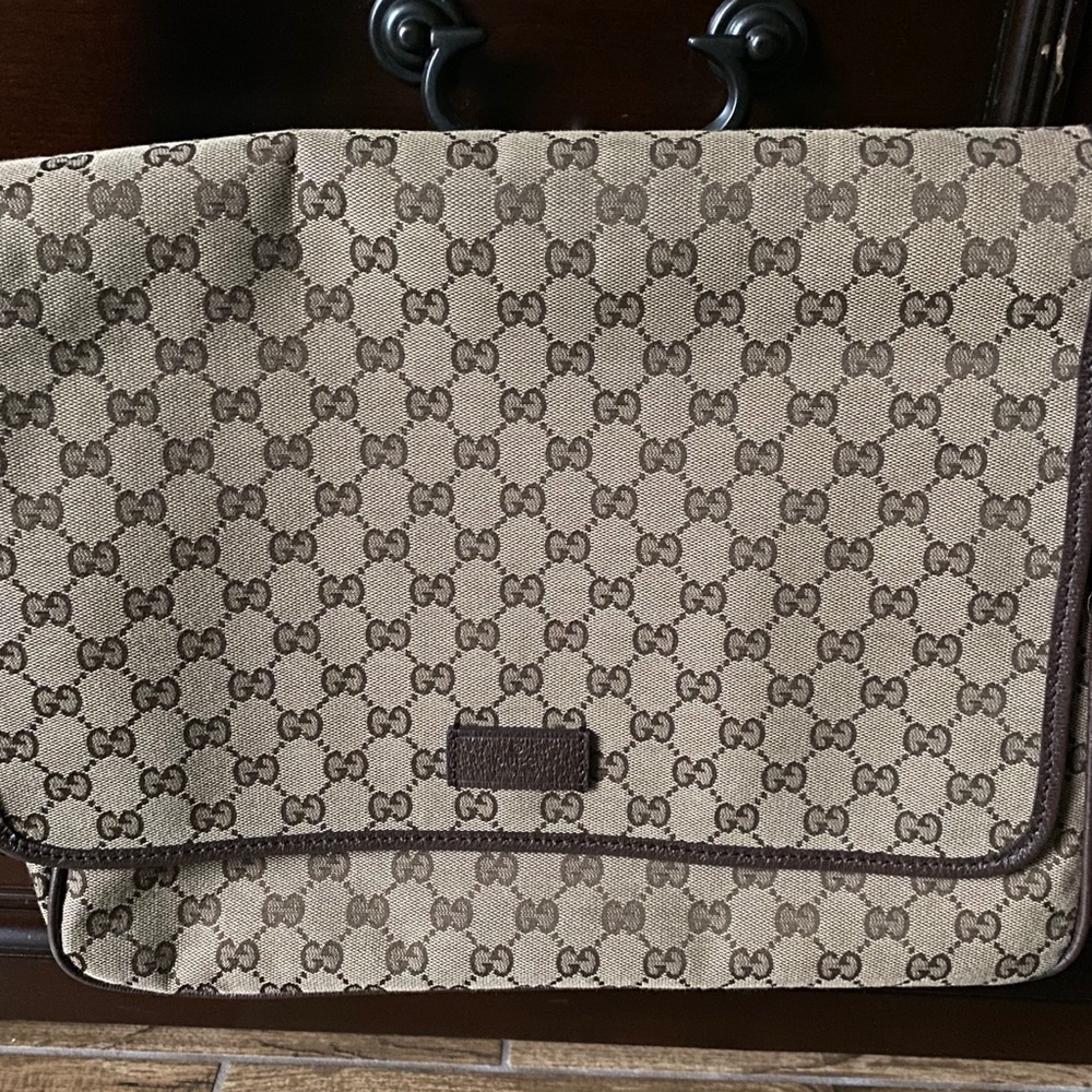 GUCCI Messenger Red and Green strap LIKE NEW